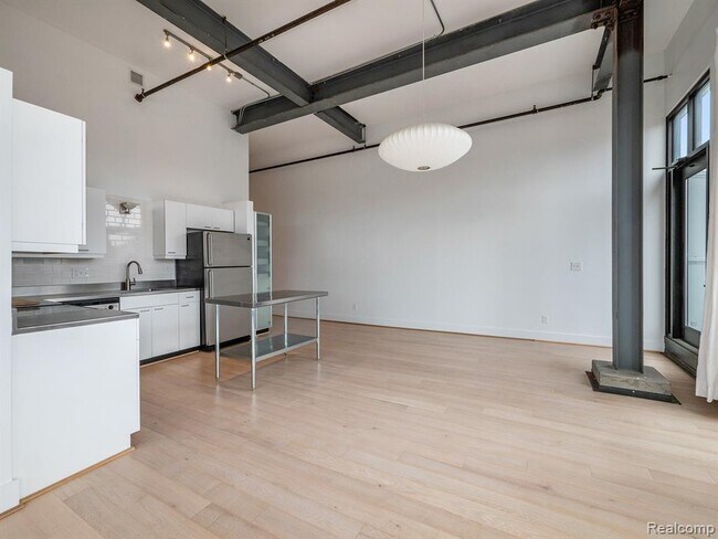 Building Photo - 460 W Canfield St