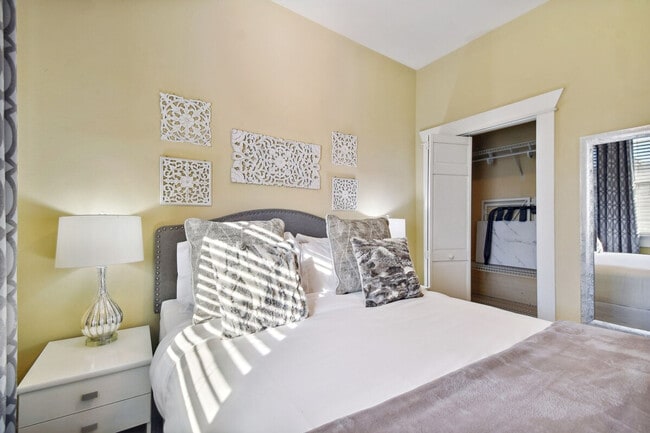 Building Photo - 509 S Willow Ave