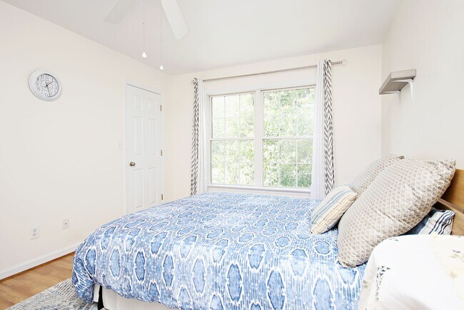 Building Photo - $500 Off 1st Month's Rent! Pet-Friendly End-Unit with Walkable Forest Lakes Lifestyle