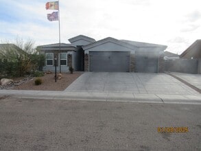 Building Photo - Newer home