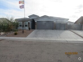 Building Photo - Newer home