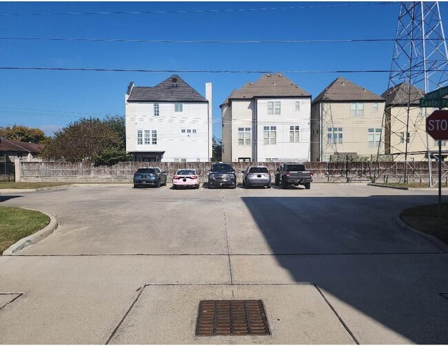 Building Photo - 11013 Cres Light Way