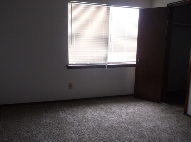 Building Photo - 2 Bed, 1 1/2 Bath, 1 Car Garage