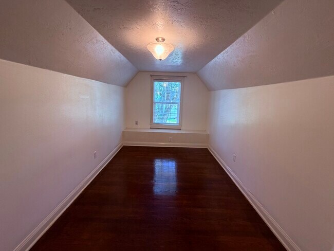 Building Photo - 212 W Hunnicutt Ave