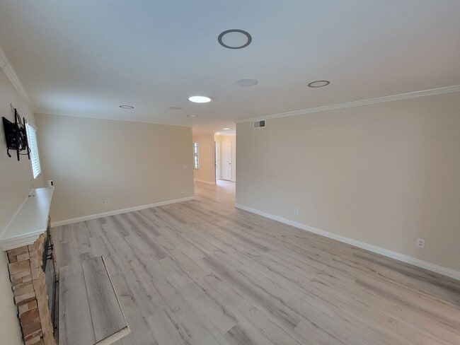 Building Photo - Rare 4 Bed, 2 Bath House