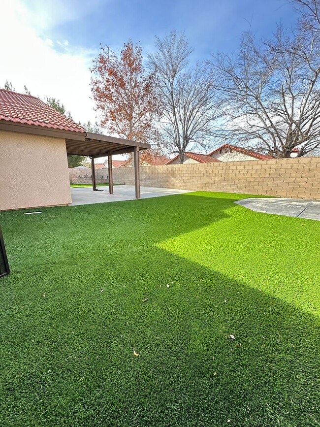 Building Photo - Spacious East Palmdale Home