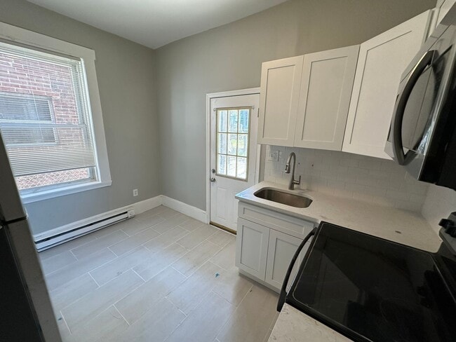 Building Photo - Discover the charm of this spacious 3-bedr...
