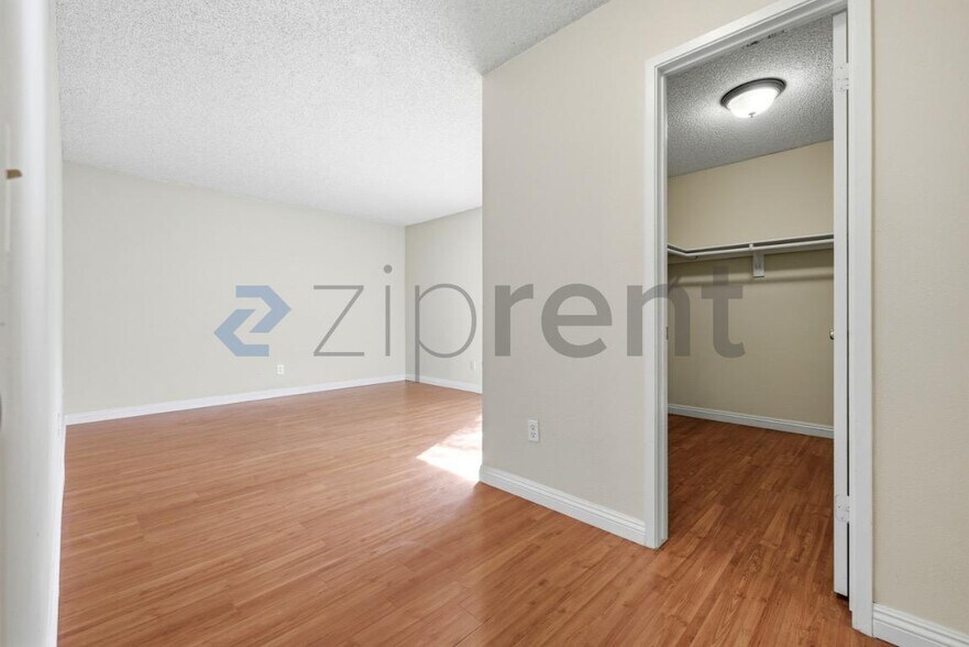 Building Photo - Unit B