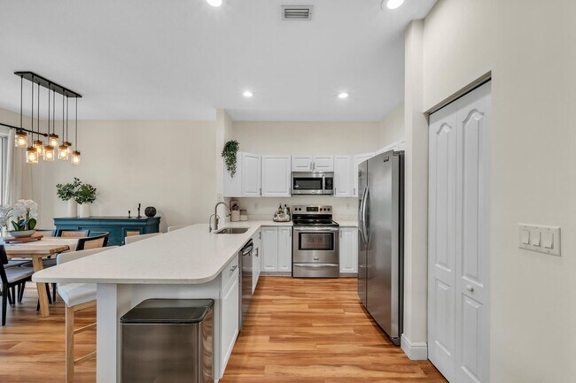 Building Photo - 6086 Seminole Gardens Cir