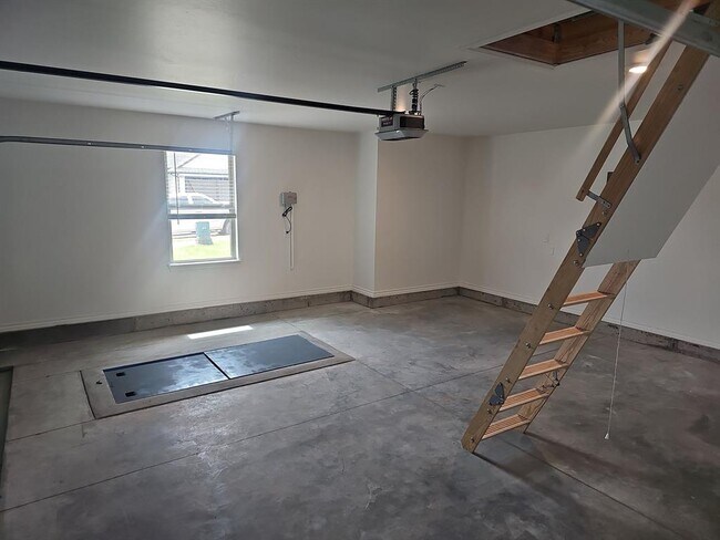 Building Photo - 3701 Lynne Ave