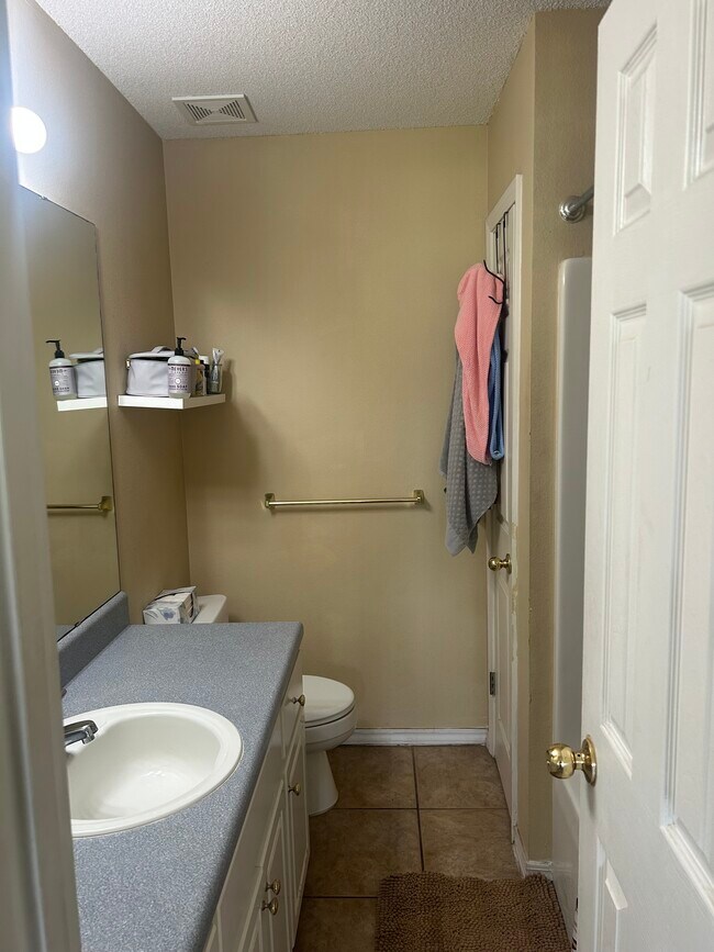 Building Photo - 4007 Lochmoor Dr