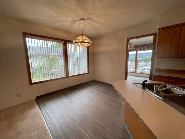 Building Photo - Available Now 3 bedroom 2 bath Hucrest home