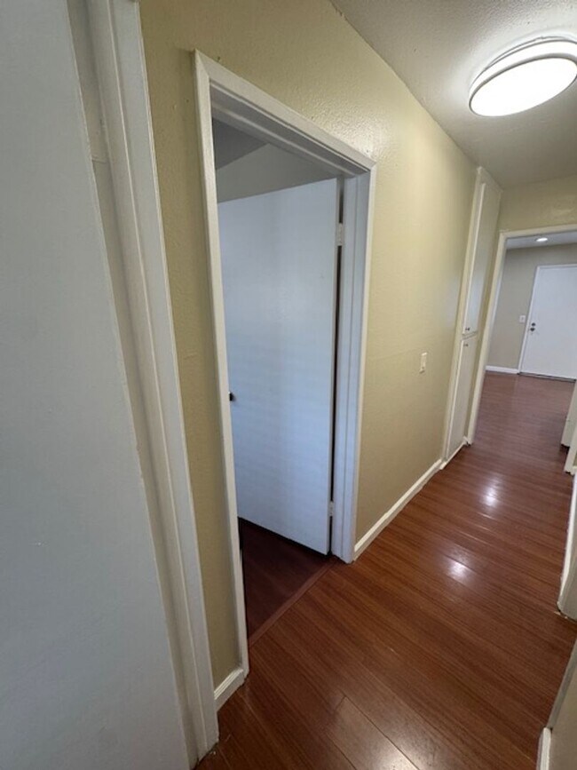 Building Photo - Long Beach 2 bed 1.5 Bath Condo - Pool, Laundry, & Parking included!