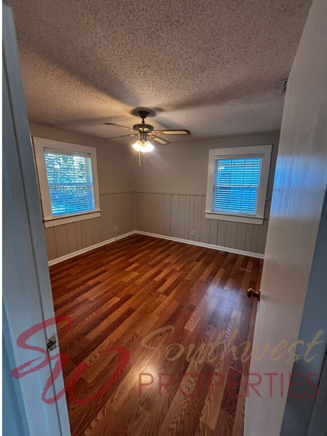 Building Photo - Cozy 2 Bed, 1 Bath Home