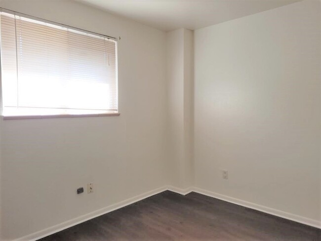 Building Photo - 2 bedroom 1 bath duplex with attached gara...