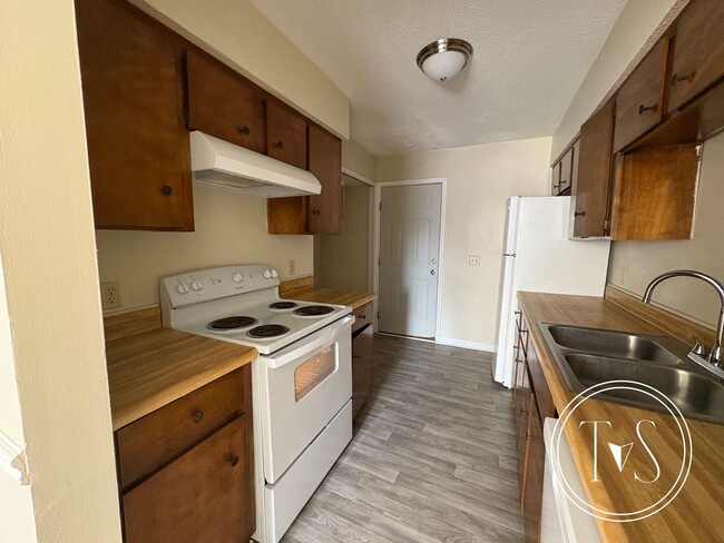 Building Photo - RATE DROP ALERT (was $1300/month) and SUMM...