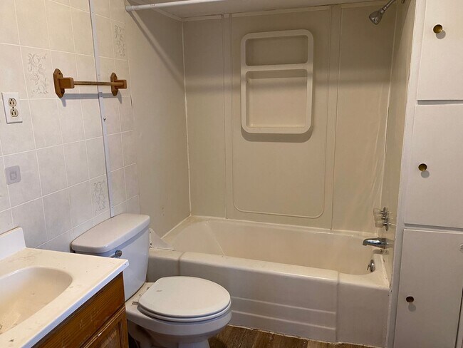 Building Photo - 3 Bedroom home in Rothschild!