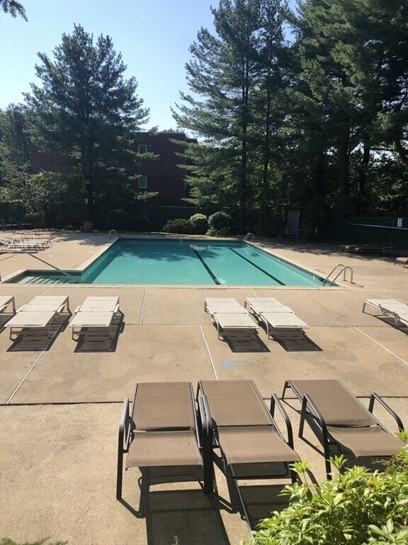 Building Photo - 55 Broadlawn Park