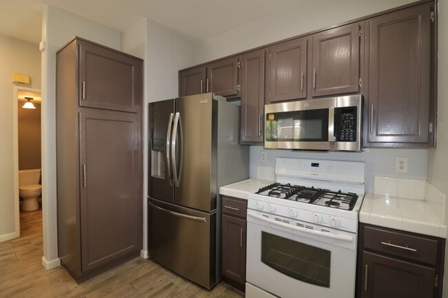 Building Photo - Townhome for Lease  in Valencia!