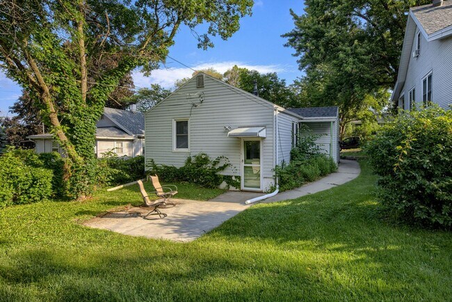 Building Photo - 2 Bedroom Benson Charmer!!