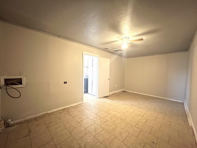 Building Photo - 1711 E 1st St