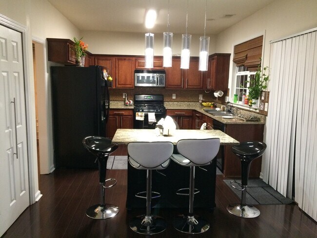 Building Photo - 908 Wendlebury Ct