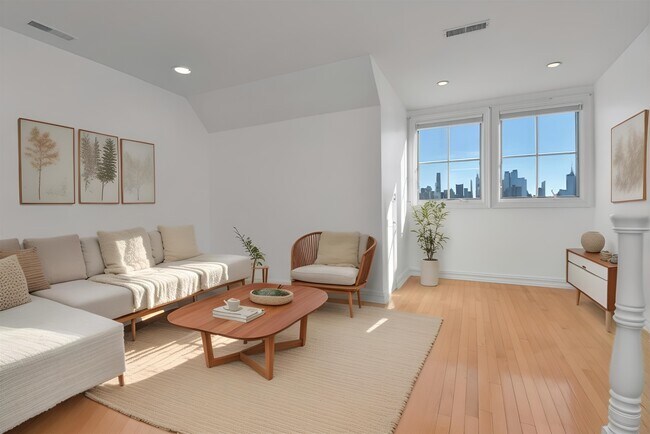 Building Photo - 3 Regency Pl