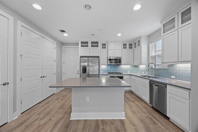 Building Photo - 2222 Simond Ave