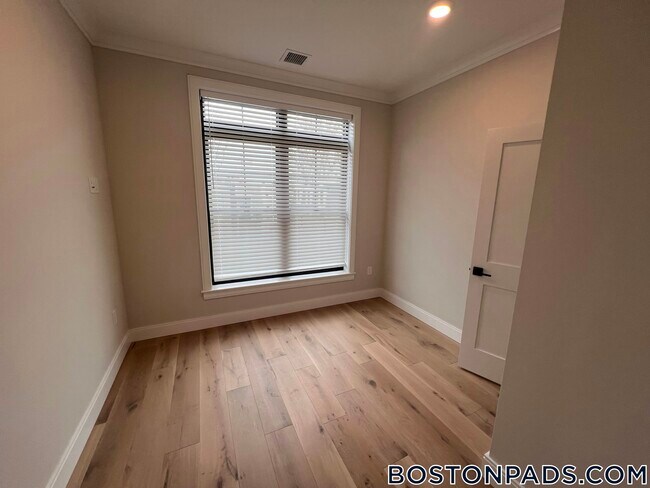 Building Photo - 157 Everett St