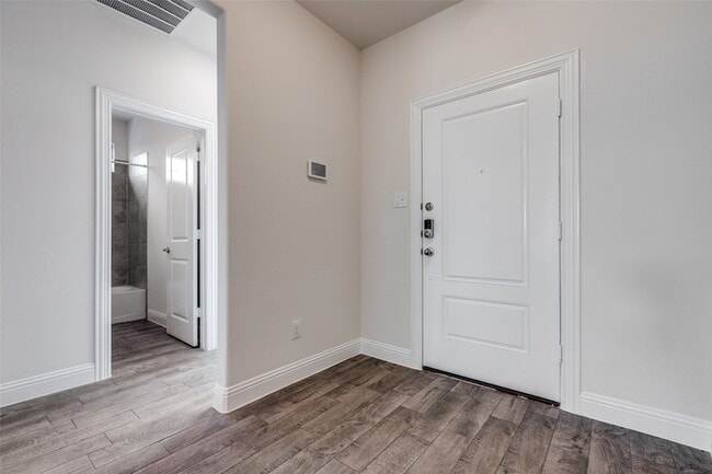 Building Photo - 10909 Los Alamos Dr