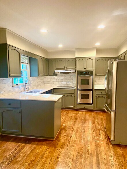 Building Photo - 3414 N River Rd