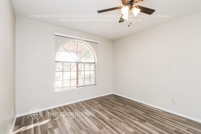 Building Photo - 3338 E Grove Ave