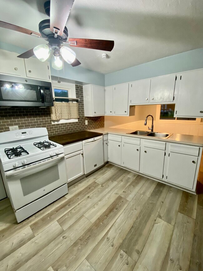 Building Photo - 5696 Pleasant Ave