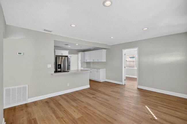 Building Photo - 541 40th Ave NE