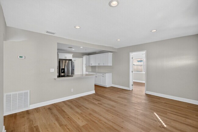 Building Photo - 541 40th Ave NE