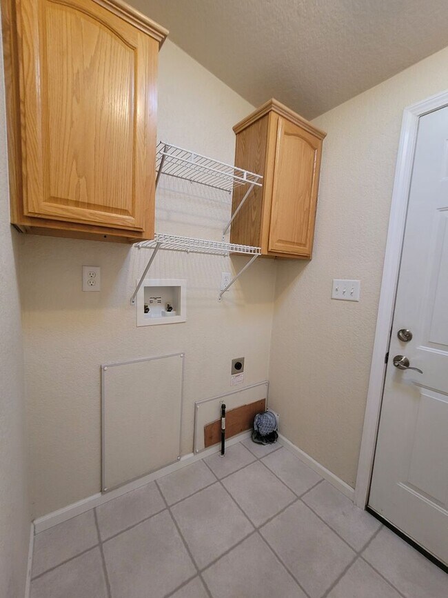 Building Photo - Updated Spacious Home in the Foothills!