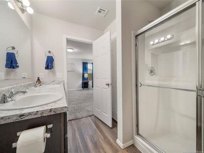 Building Photo - Spacious 3 Bed 2 Bath Home with 2 car gara...