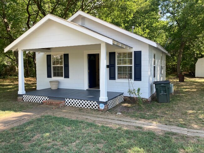 Primary Photo - 424 E Ash St