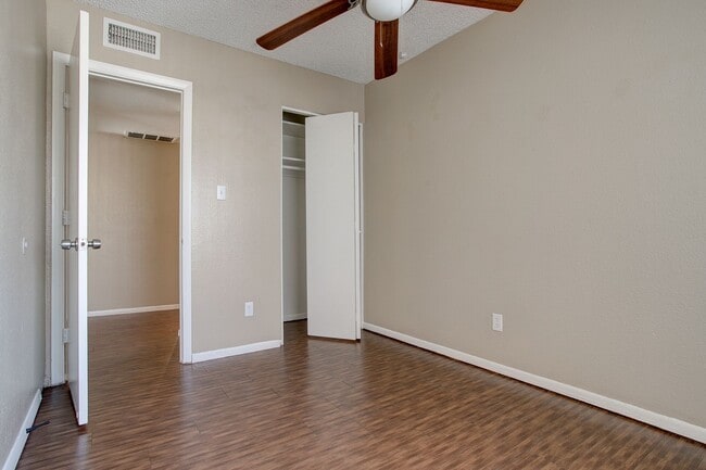 Building Photo - Wonderful Townhome centrally located.  Kit...