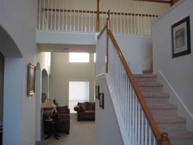 Building Photo - 2220 Longspur Ln