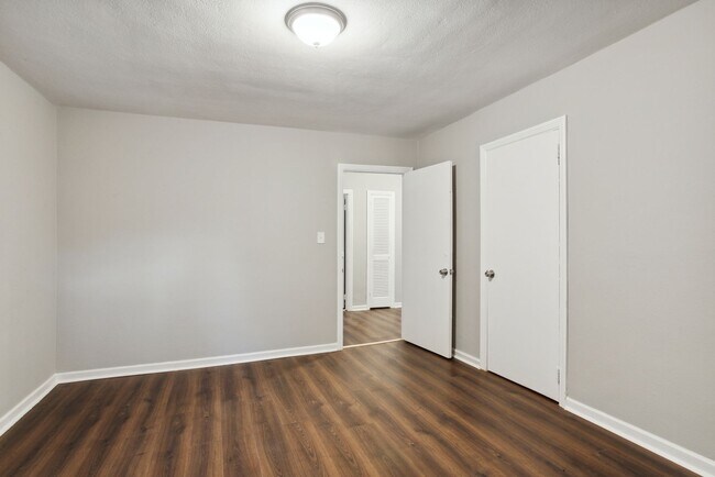 Building Photo - Large 3BR/2BA Near Downtown Savannah Home For Rent