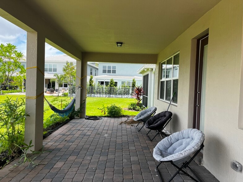Covered patio - Lanai full width of the house - 1418 Evergreen Ter