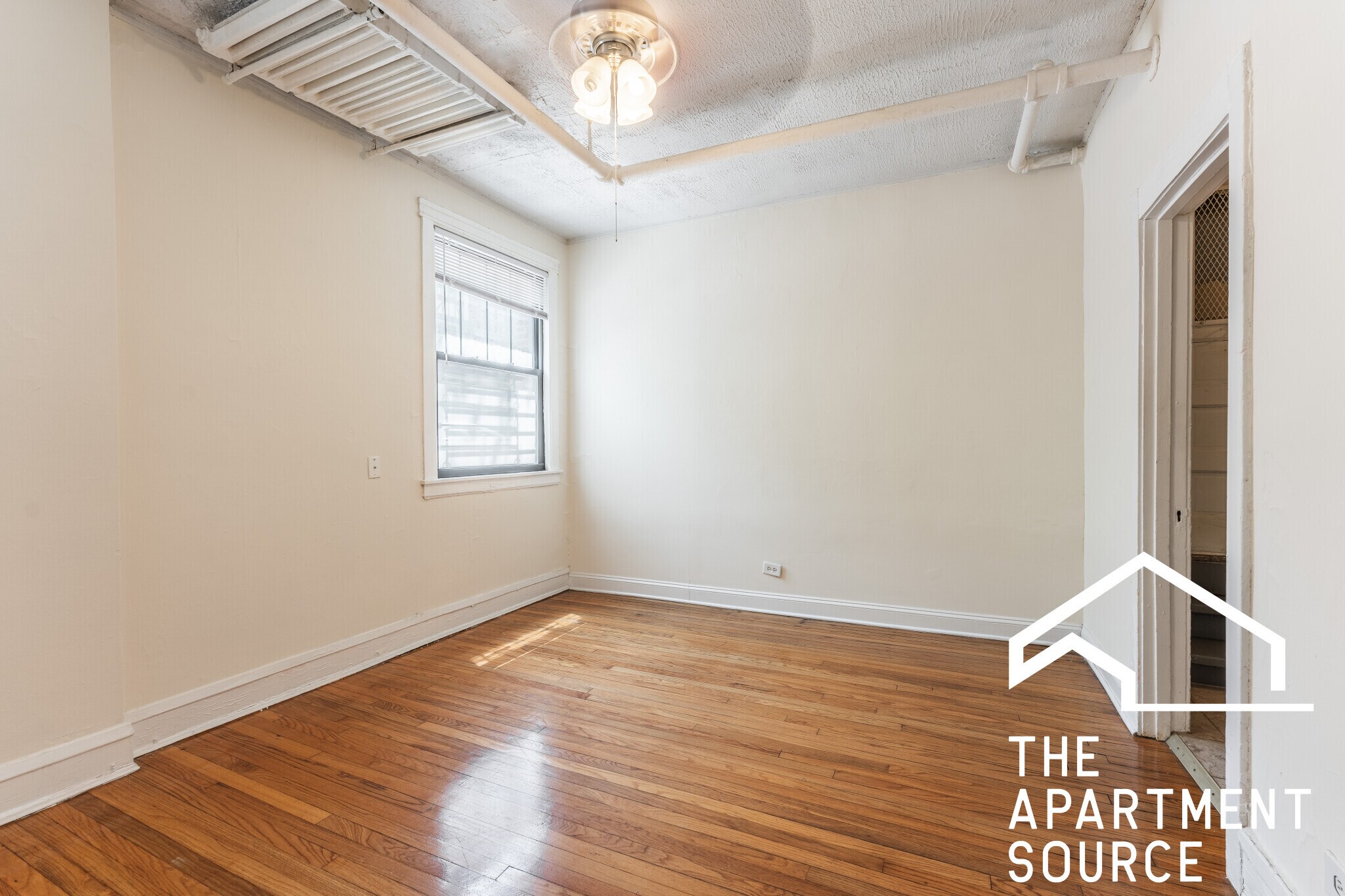 Building Photo - 520 W Cornelia Ave