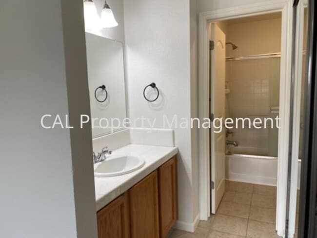 Building Photo - 2 Bed/2 Bath Condo in North Salinas, CA!
