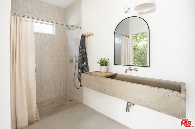 Building Photo - 2107 Mayview Dr