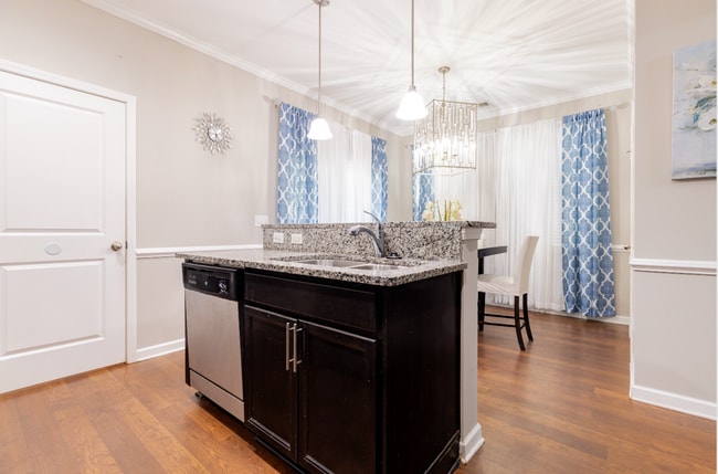 Building Photo - Updated 3BR Townhouse with Kitchen Island & Walk-In Closets