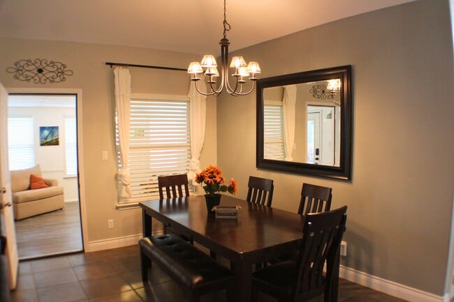 Building Photo - CANYON LAKE HILLS