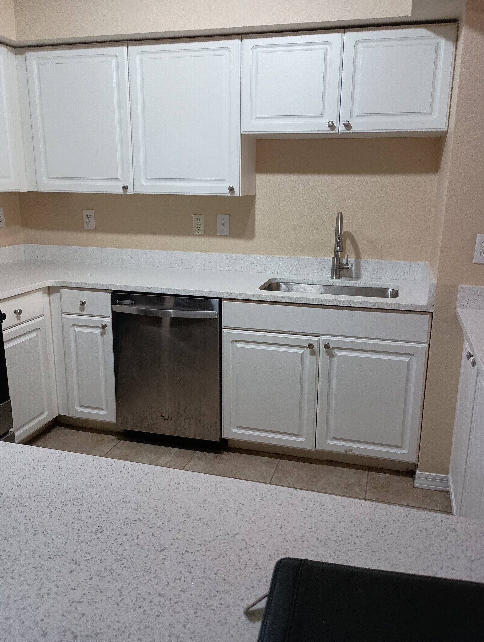 Kitchen Quartz Counters - 402 S Armenia Ave