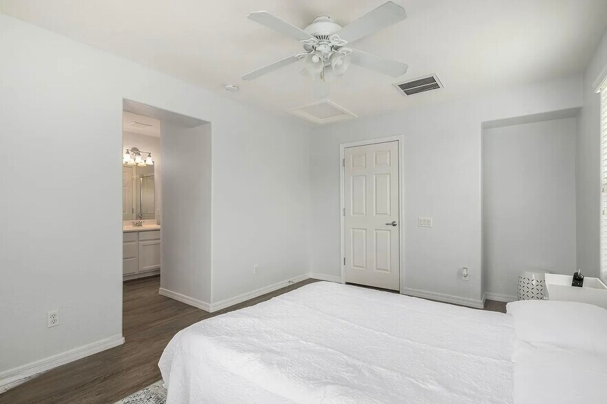 Building Photo - 16017 N 19th Dr