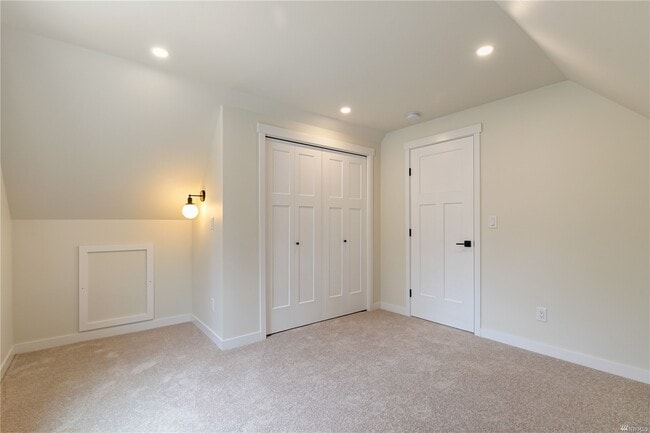 Building Photo - 3226 E Sunset Dr